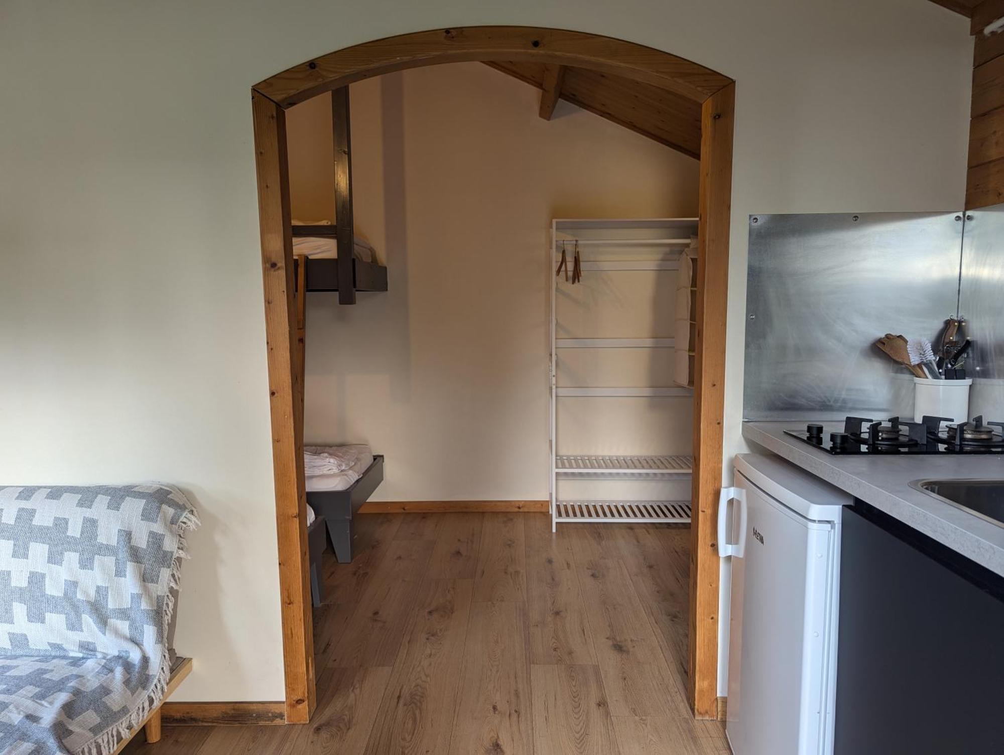 The Bee - Trekkershuts & Apartment Opperdoes Bagian luar foto